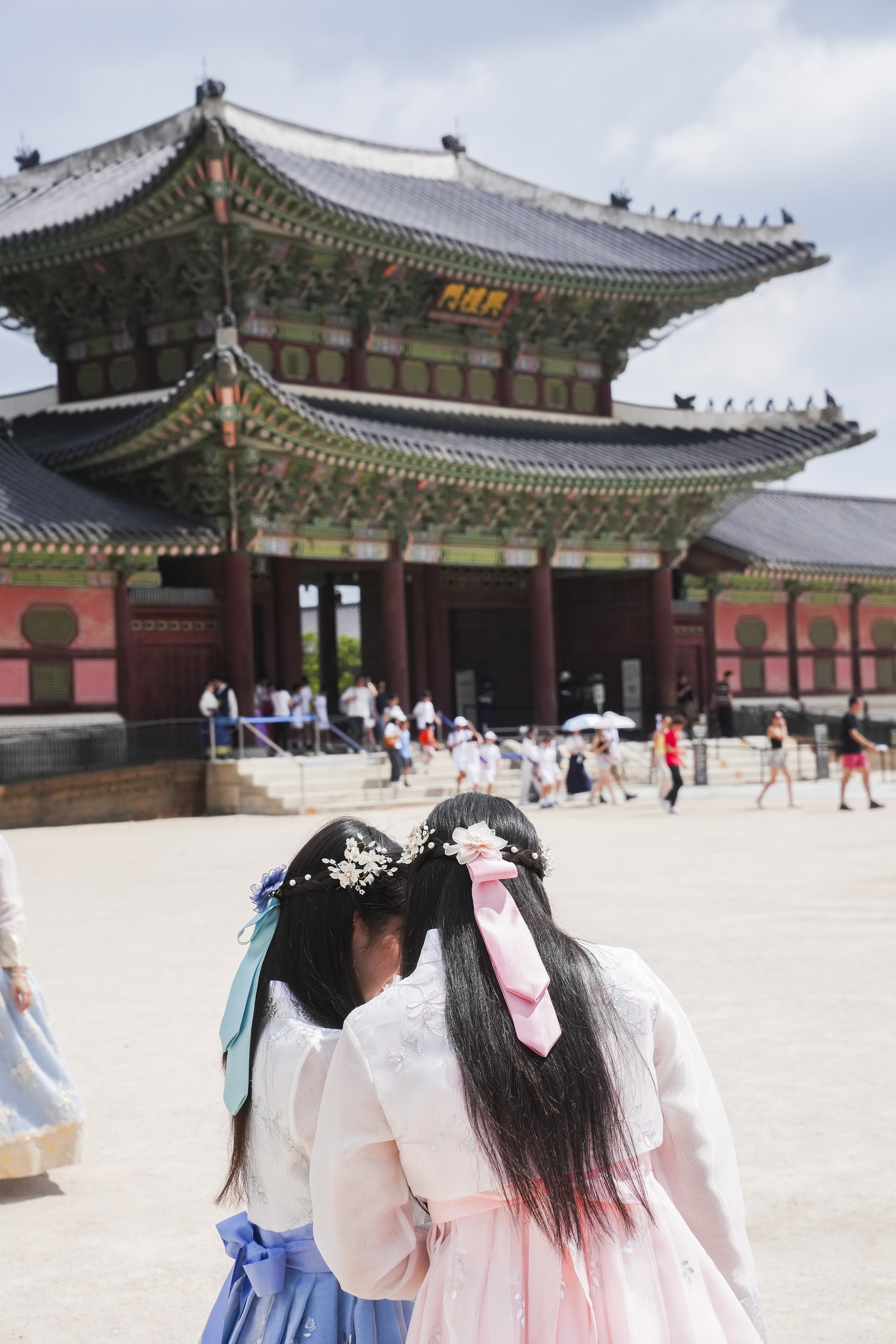 Women wearing traditional hanbok at Gyeongbokgung Palace.